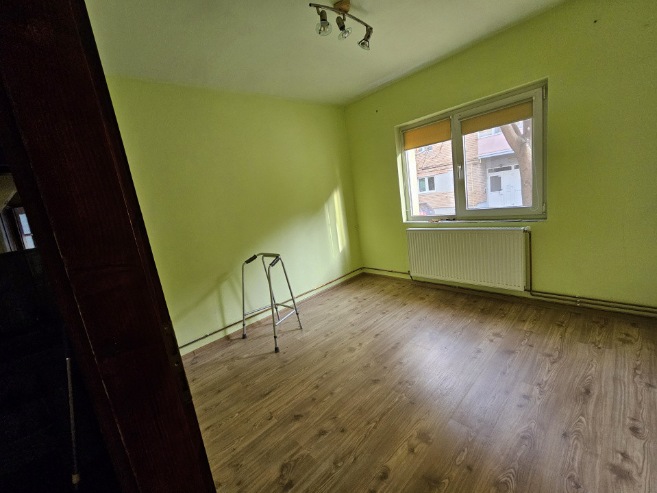 Apartament cu 3 camere, decomandat cu vedere pe 3 parti - zona Miorita 6, foxfort.ro