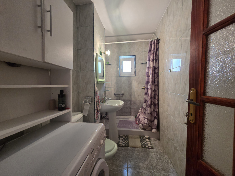 Apartament cu 3 camere, decomandat cu vedere pe 3 parti - zona Miorita 8, foxfort.ro