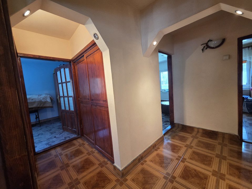Apartament cu 3 camere, decomandat cu vedere pe 3 parti - zona Miorita 10, foxfort.ro
