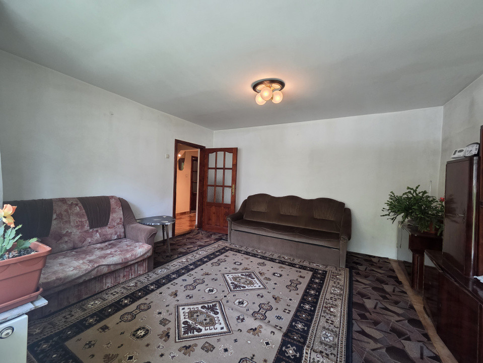 Apartament cu 3 camere, decomandat cu vedere pe 3 parti - zona Miorita 7, foxfort.ro