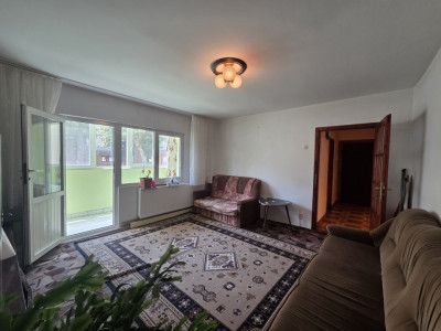 Apartament cu 3 camere, decomandat cu vedere pe 3 parti - zona Miorita