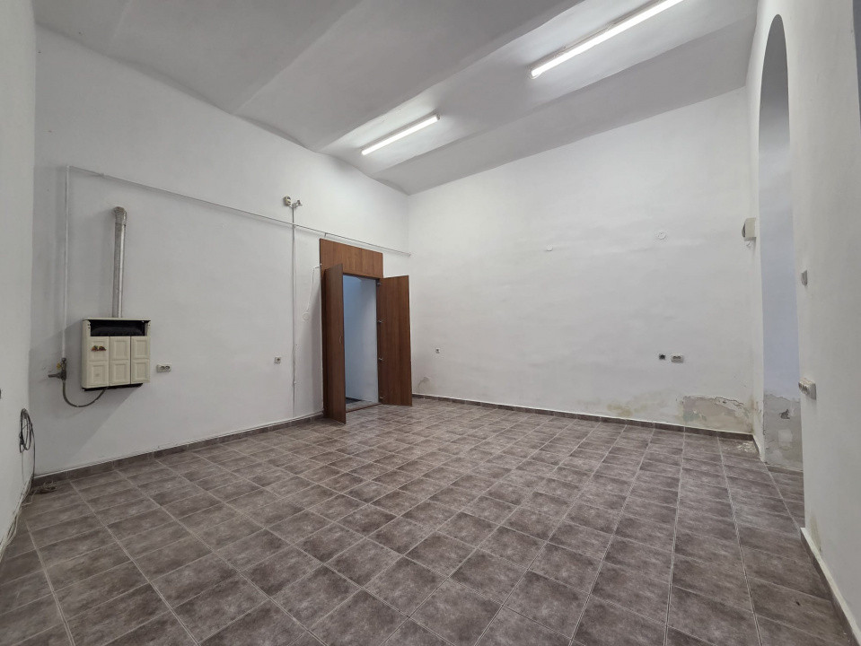 Spatiu comercial de vanzare ultracentral, cu expunere stradala generoasa 1, foxfort.ro