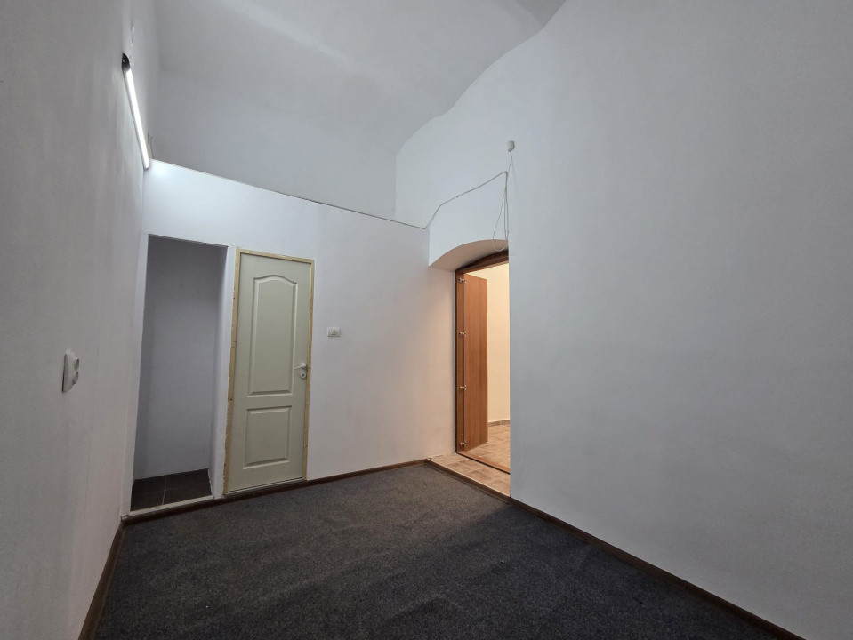 Spatiu comercial de vanzare ultracentral, cu expunere stradala generoasa 2, foxfort.ro