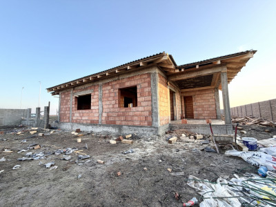 Casa individuala cu 3 camere pe parter, zona Sanandrei