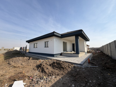 Casa individuala cu 3 camere pe parter, zona Sanandrei