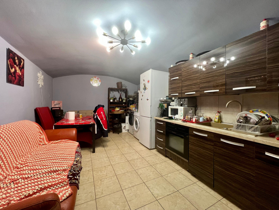 Apartament 3 camere la curte comuna de vanzare, zona Traian 8, foxfort.ro