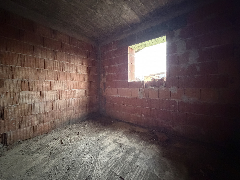 OPORTUNITATE - Casa individuala la rosu, teren de 851 mp in Peciu Nou 12, foxfort.ro