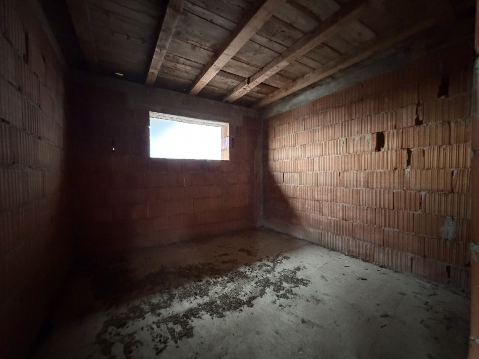 OPORTUNITATE - Casa individuala la rosu, teren de 851 mp in Peciu Nou 14, foxfort.ro