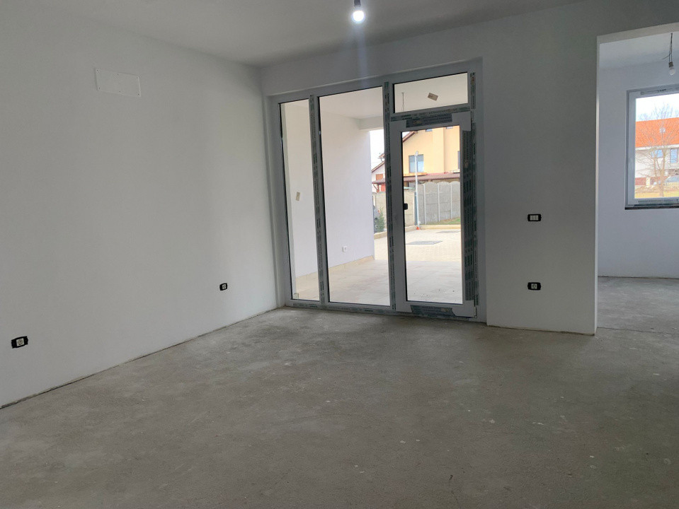 Apartament cu 3 camere si curte de 58 mp - Dumbravita 10, foxfort.ro