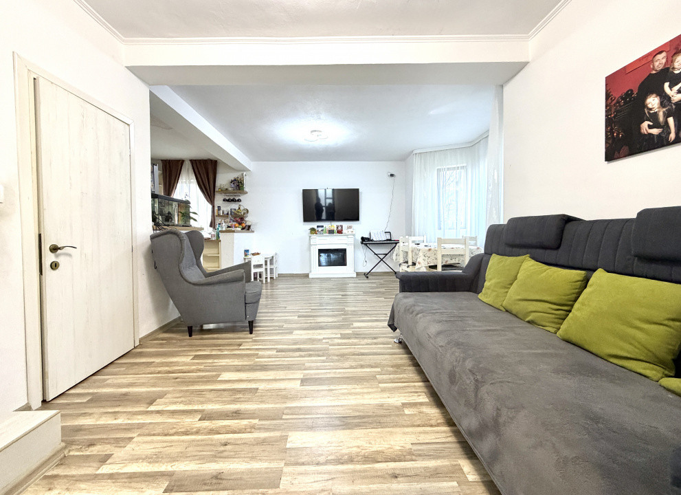 COMISION 0% Duplex despartit prin garaj, 5 camere, teren 660 mp in Sanandrei 2, foxfort.ro