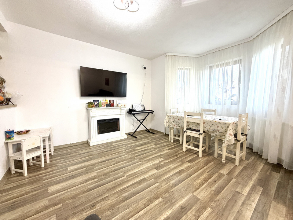 COMISION 0% Duplex despartit prin garaj, 5 camere, teren 660 mp in Sanandrei 4, foxfort.ro