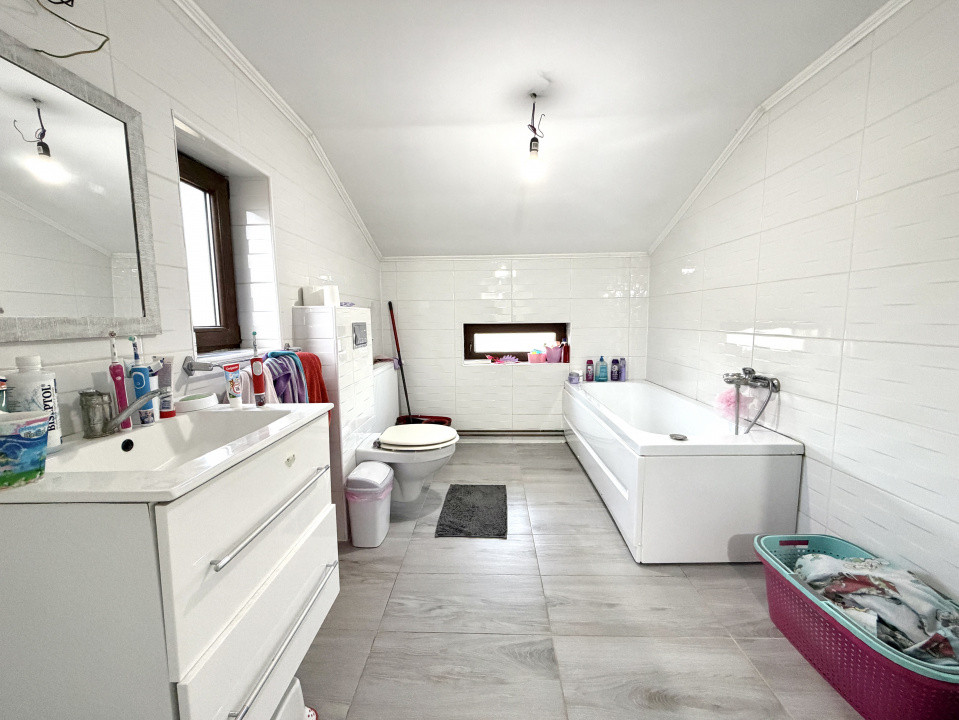 COMISION 0% Duplex despartit prin garaj, 5 camere, teren 660 mp in Sanandrei 6, foxfort.ro