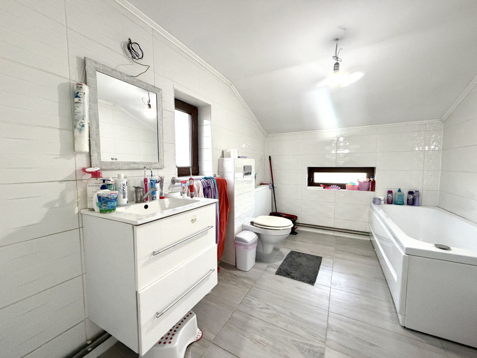 COMISION 0% Duplex despartit prin garaj, 5 camere, teren 660 mp in Sanandrei 7, foxfort.ro