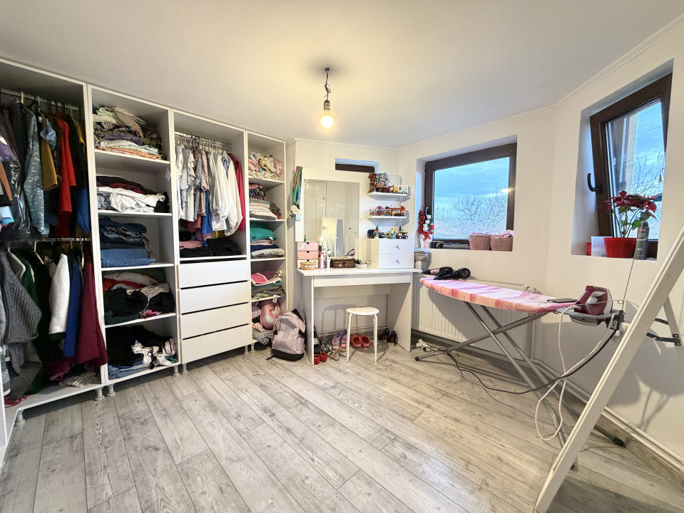 COMISION 0% Duplex despartit prin garaj, 5 camere, teren 660 mp in Sanandrei 18, foxfort.ro