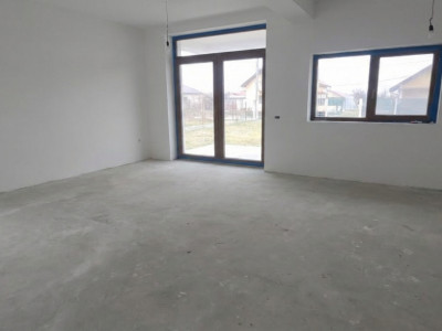 Duplex spatios cu 5 camere de vanzare, zona Mosnita Noua
