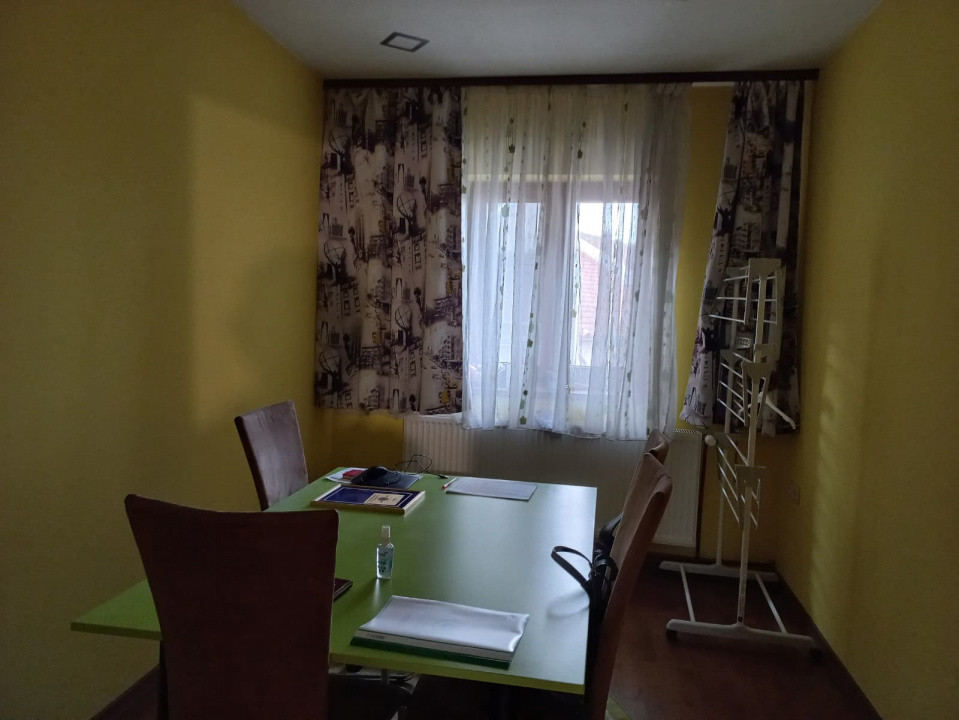 Casa individuala cu 4 camere si teren de 100 mp - zona Kuncz 3, foxfort.ro