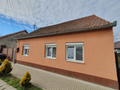 Casa de vanzare cu 3 camere si teren de 1008 mp - Deta