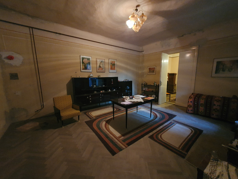 Apartament cu 5 camere de vanzare in Deta, zona Central 5, foxfort.ro