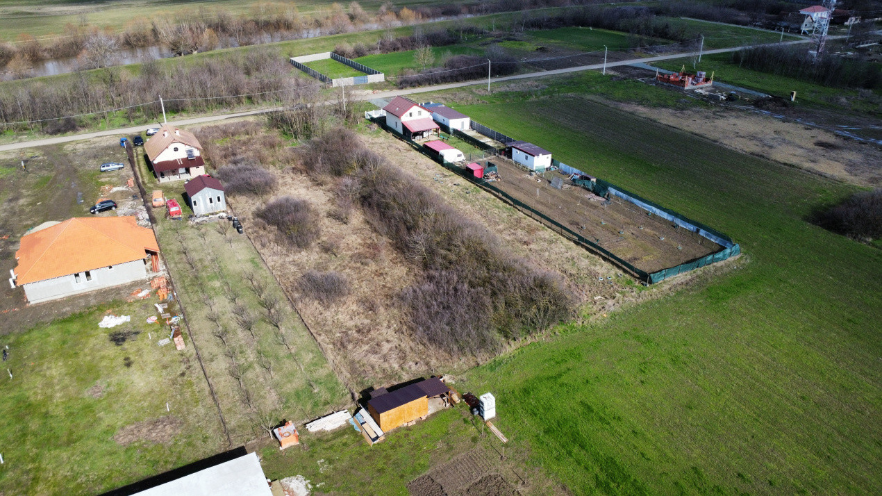 Teren intravilan de 1952 mp cu utilitati - zona Parta 3, foxfort.ro