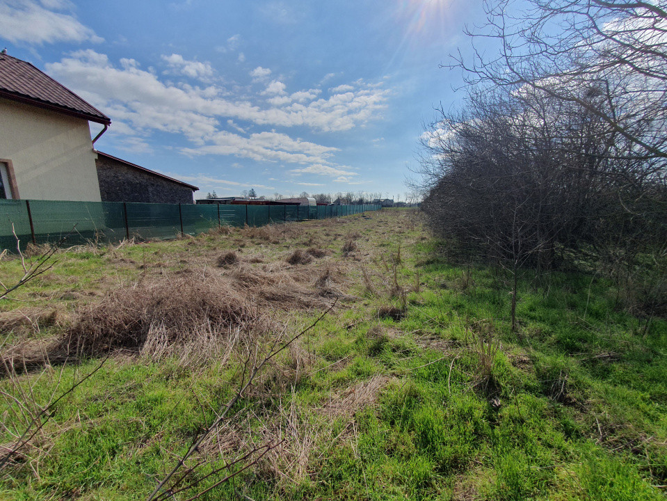 Teren intravilan de 1952 mp cu utilitati - zona Parta 10, foxfort.ro