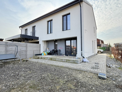 Duplex de vanzare in Sacalaz, 4 camere + 2 bai si toate utilitatile