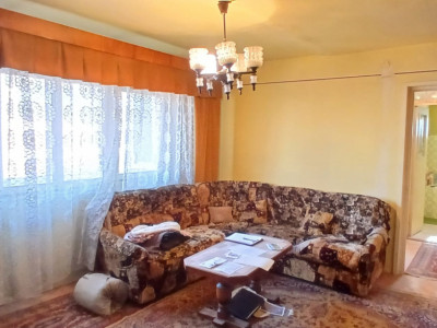 Apartament cu 3 camere, etaj intermediar, in Complexul Studentesc