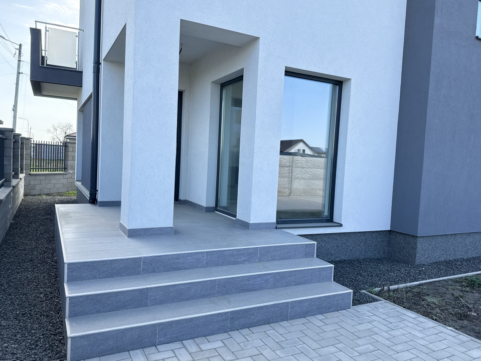 Casa individuala cu 4 camere, situata la drum asfaltat in Sacalaz 44, foxfort.ro