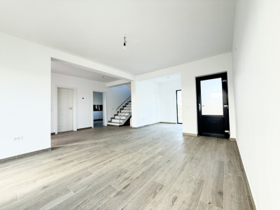 Casa individuala cu 4 camere, situata la drum asfaltat in Sacalaz