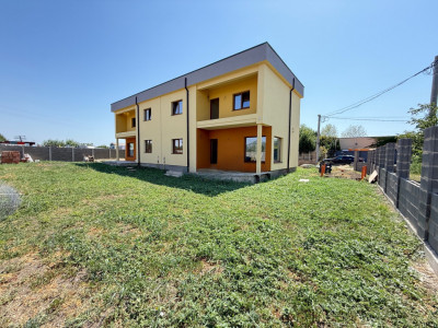 Duplex cu 5 camere, 117 mp utili si 348 mp teren, de vanzare in Sacalaz