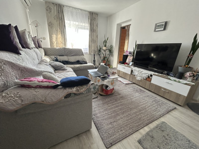 Apartament de vanzare cu 3 camere, la parter - zona Sag