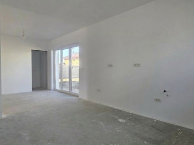 Duplex plan parter, despartit prin camera tehnica - Mosnita Noua