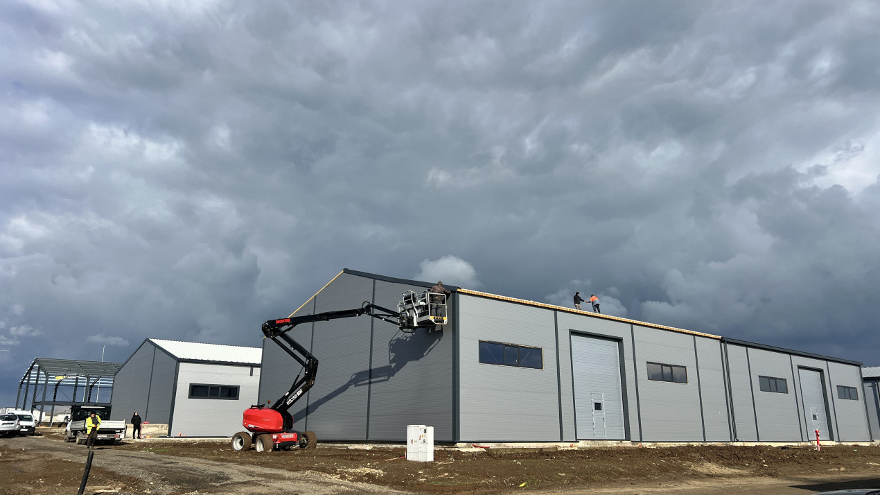 Inchiriez 2 hale industriale lipite, 800 mp total, Giarmata 1, foxfort.ro