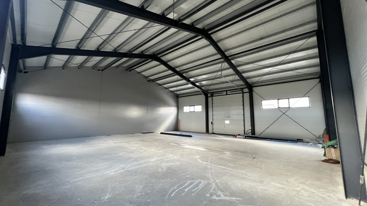 Inchiriez 2 hale industriale lipite, 800 mp total, Giarmata 2, foxfort.ro