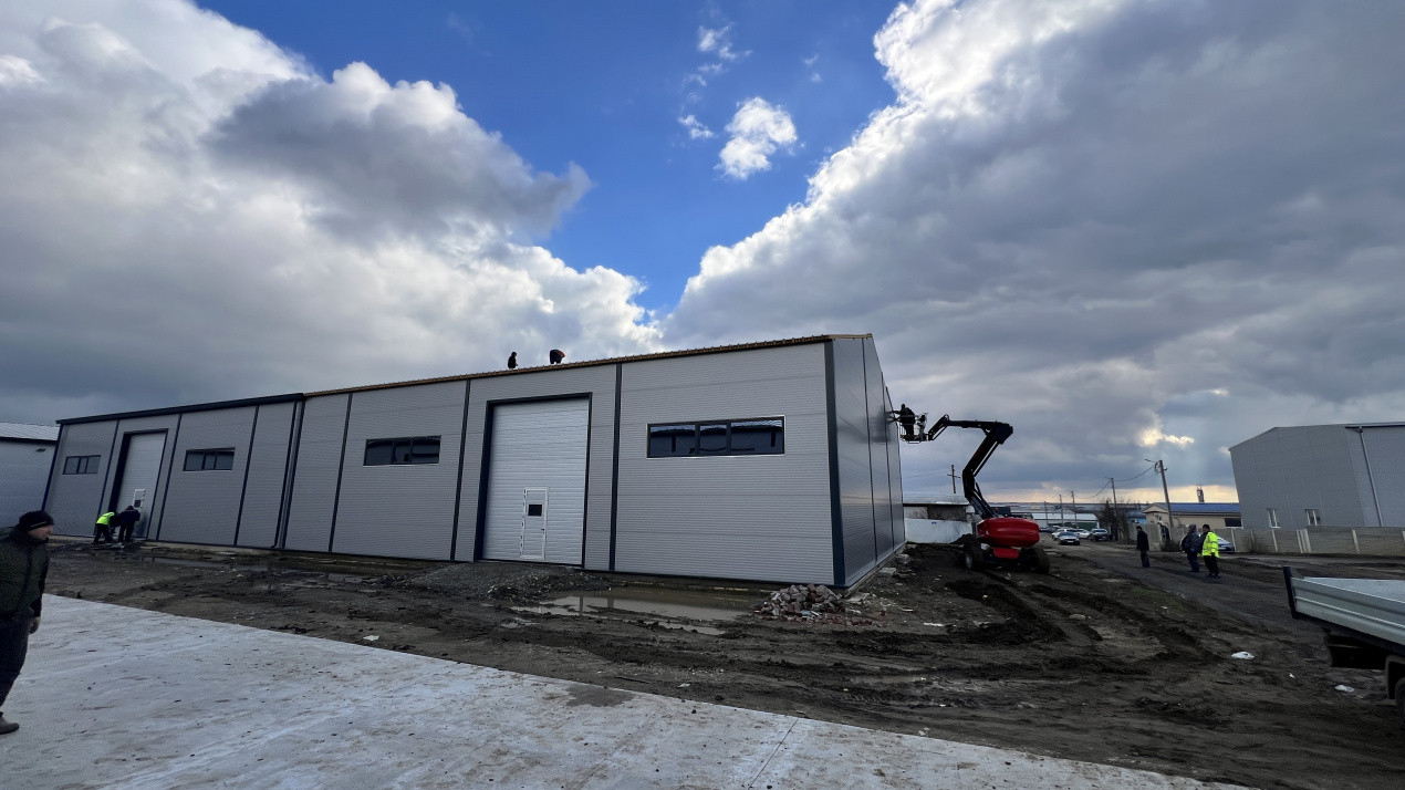 Inchiriez 2 hale industriale lipite, 800 mp total, Giarmata 3, foxfort.ro