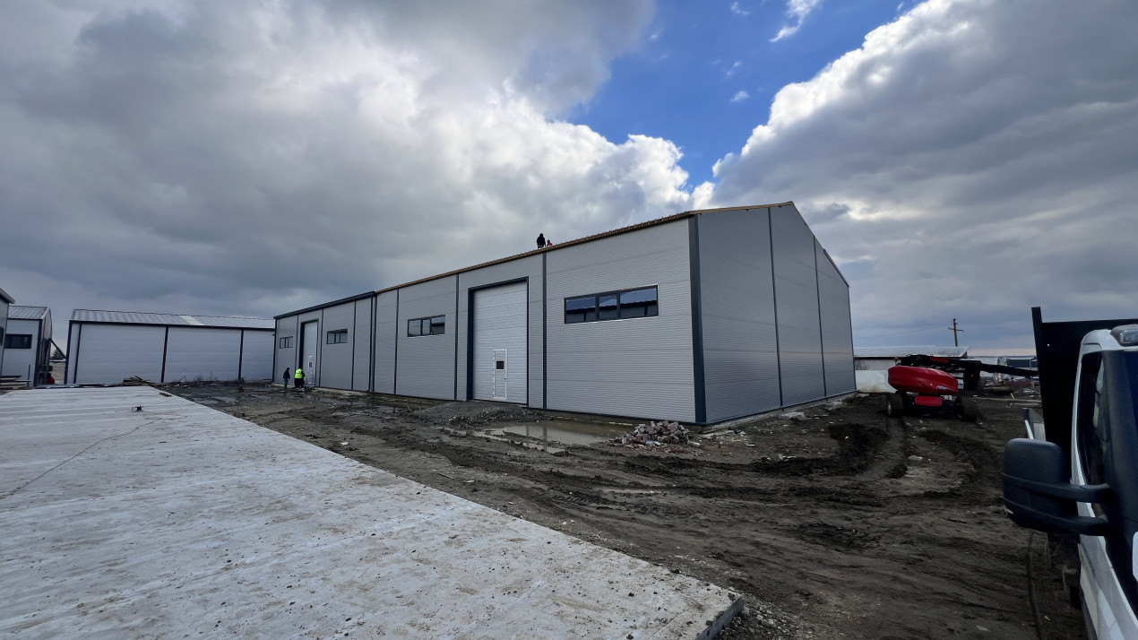 Inchiriez 2 hale industriale lipite, 800 mp total, Giarmata 4, foxfort.ro