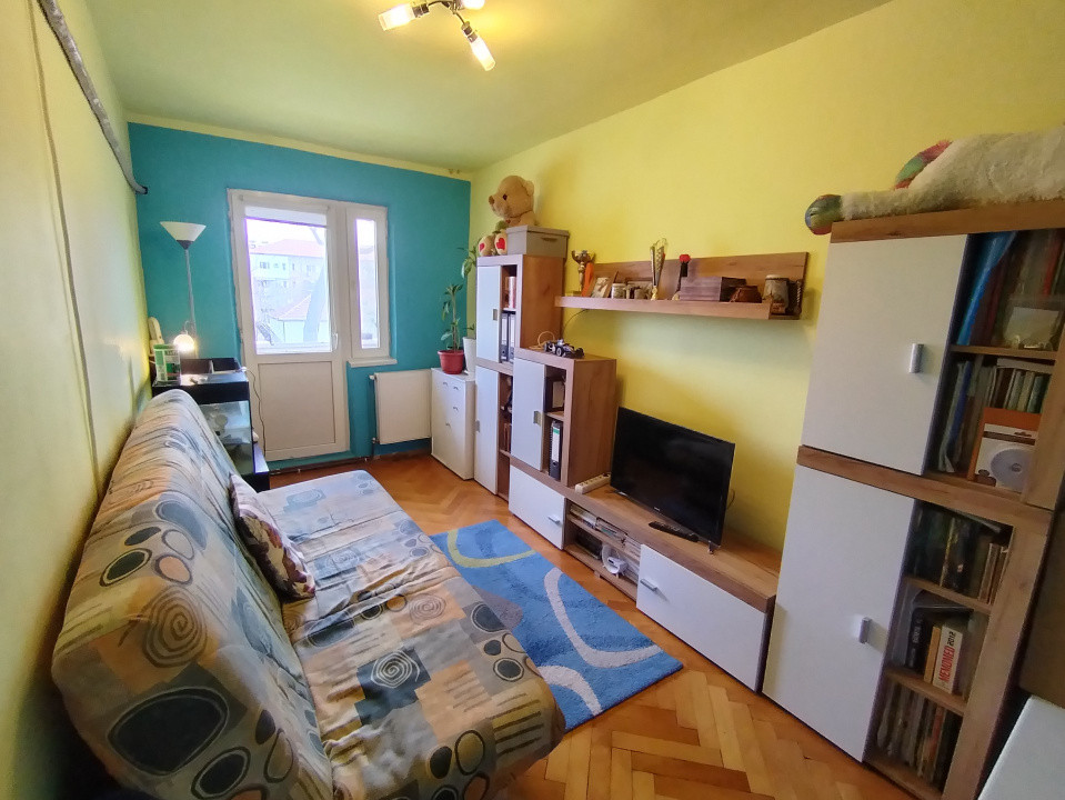 Apartament cu 4 camere de vanzare in zona Spitalul Judetean 2, foxfort.ro