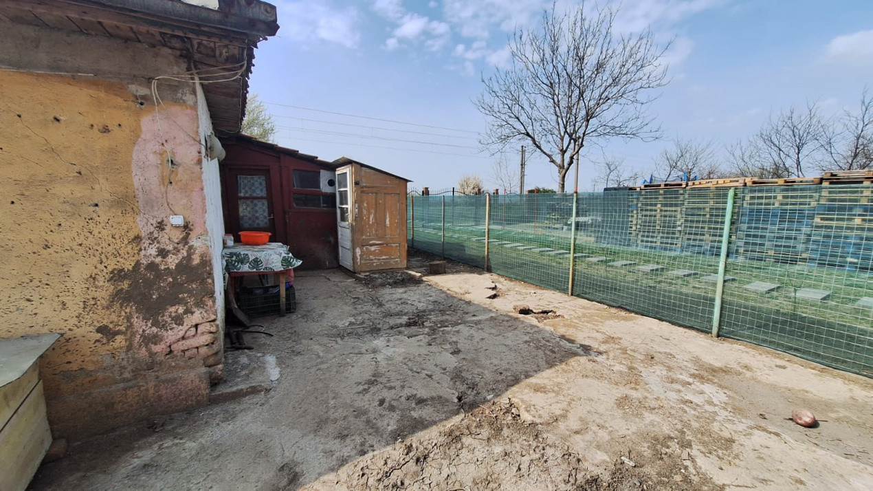 Casa cu 2 camere de vanzare si 403 mp de teren in Ronat 1, foxfort.ro