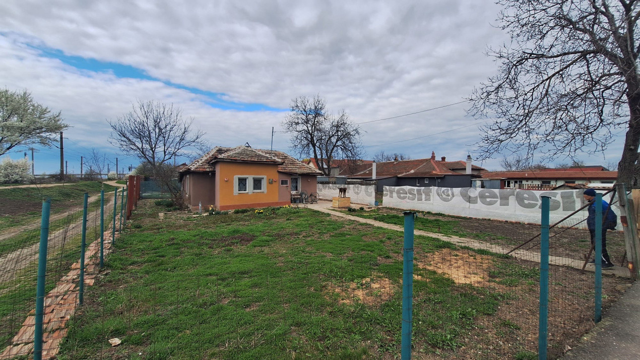 Casa cu 2 camere de vanzare si 403 mp de teren in Ronat 2, foxfort.ro