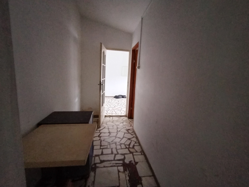 Spatiu comercial cu 6 incaperi de inchiriat in zona Girocului 11, foxfort.ro