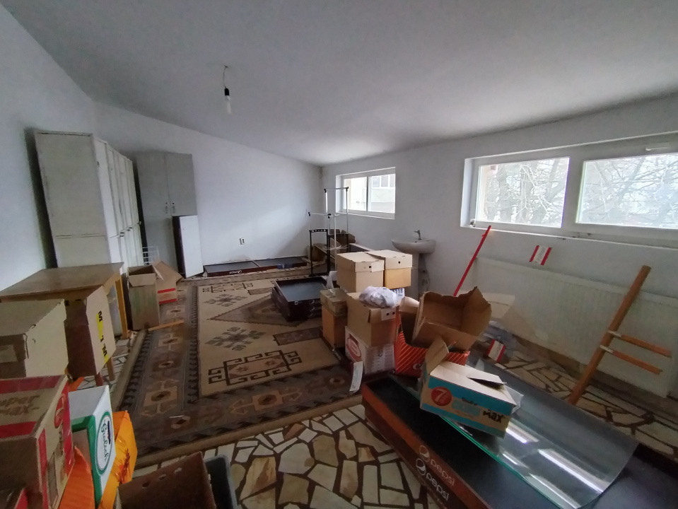 Spatiu comercial cu 6 incaperi de inchiriat in zona Girocului 15, foxfort.ro