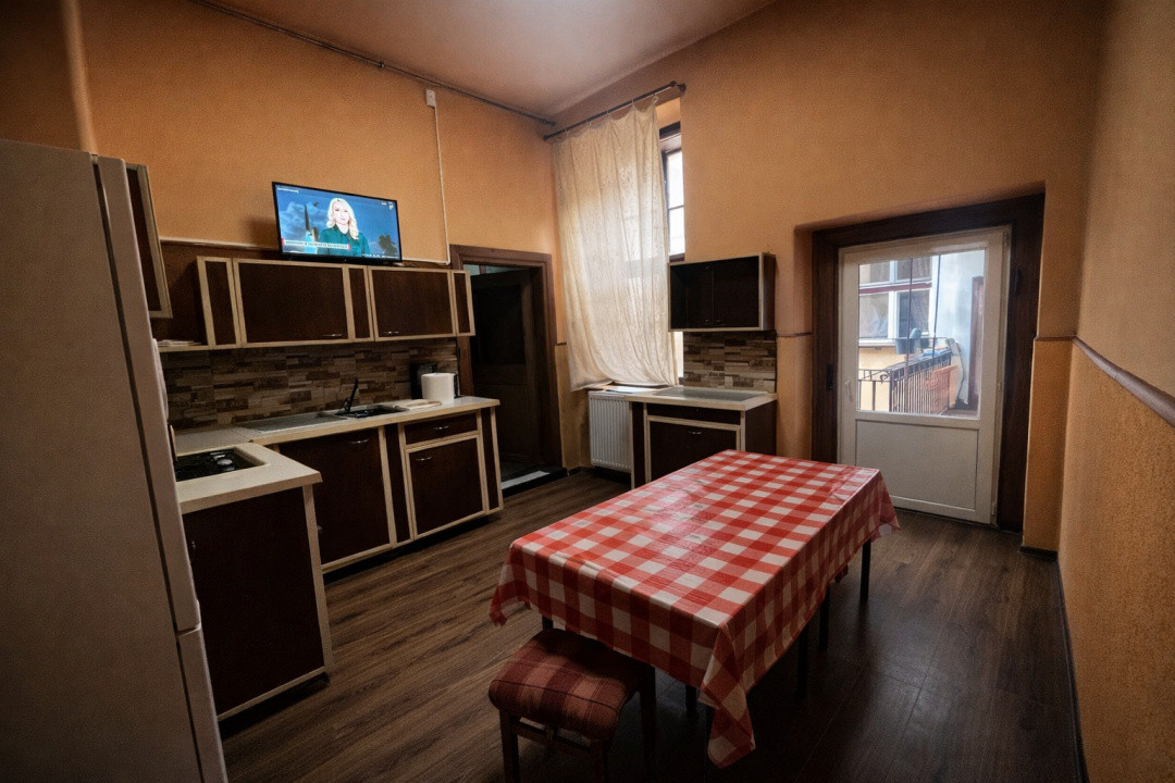 Apartament 3 camere, semidecomandat, etajul 1, Ultracentral-Arad 5, foxfort.ro