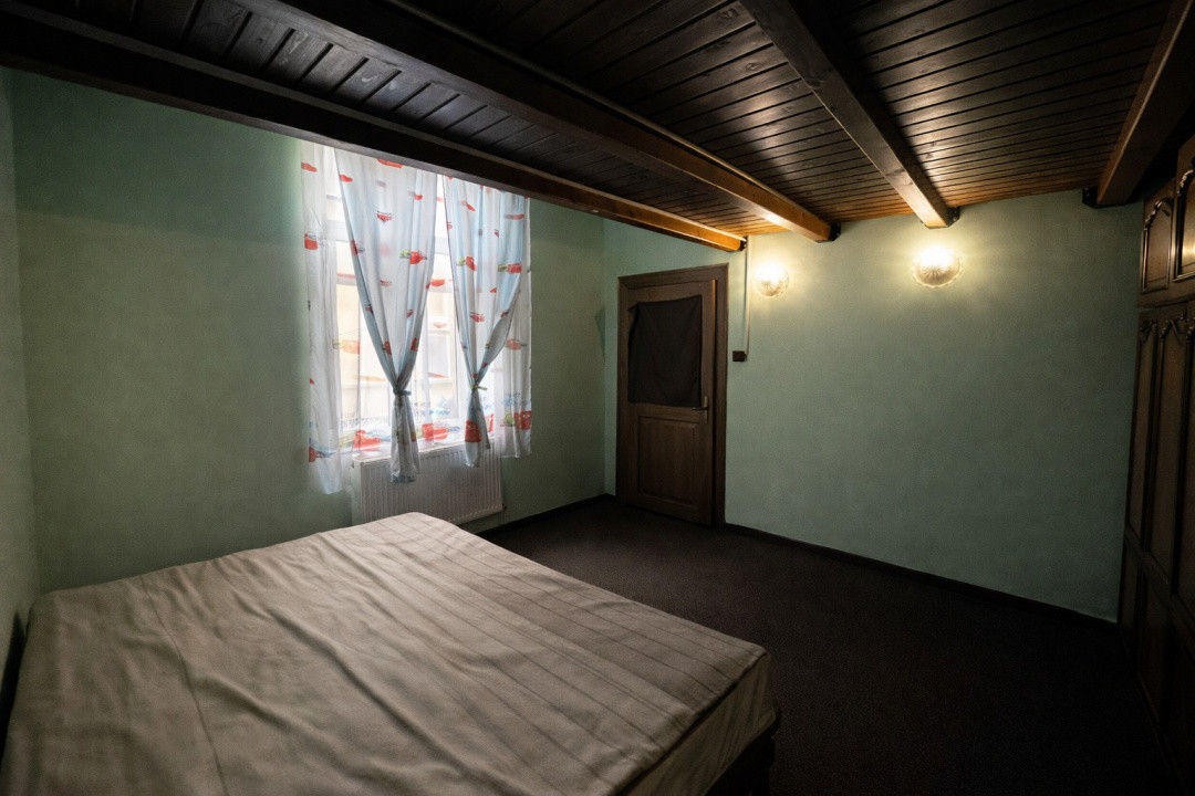 Apartament 3 camere, semidecomandat, etajul 1, Ultracentral-Arad 8, foxfort.ro