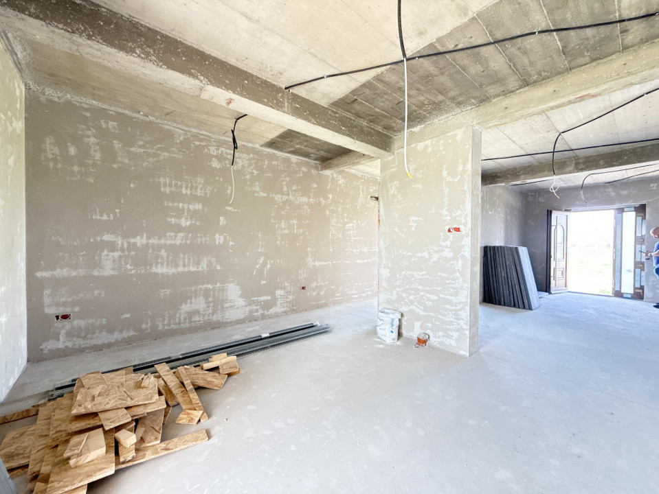 Casa cu 4 camere, interior la gri si exterior la rosu in Sacalaz 7, foxfort.ro