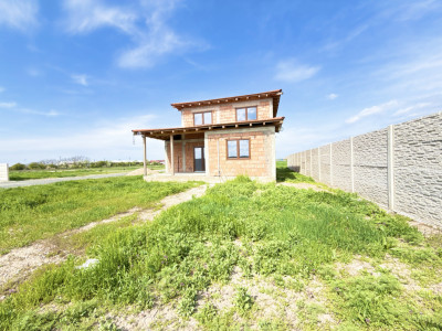 Casa cu 4 camere, interior la gri si exterior la rosu in Sacalaz