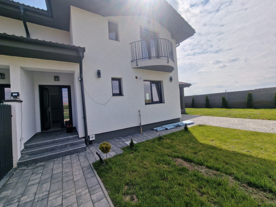 Duplex de vanzare cu 3 camere si teren de 309 mp - Recas 9, foxfort.ro