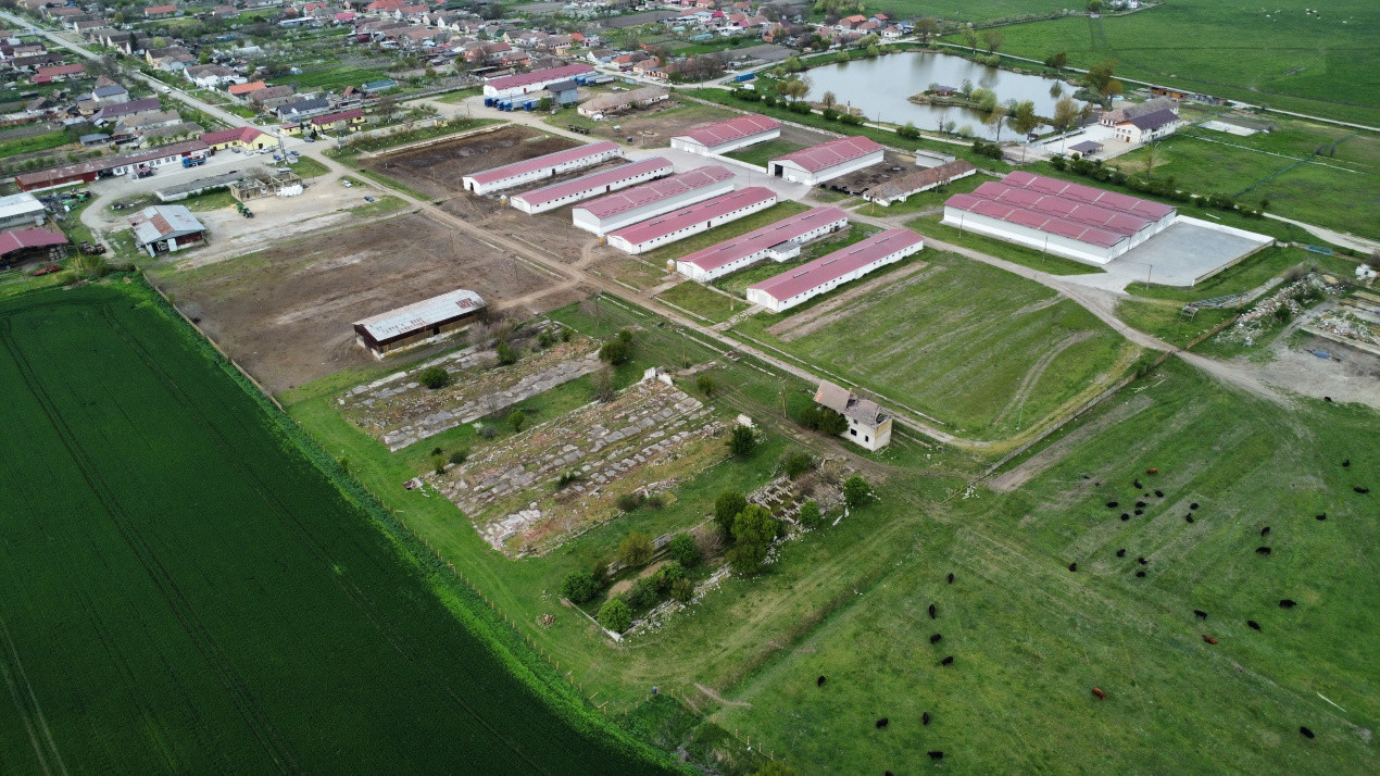 Teren intravilan cu suprafata de 58.340 mp, in Sanmartinul Sarbesc 12, foxfort.ro