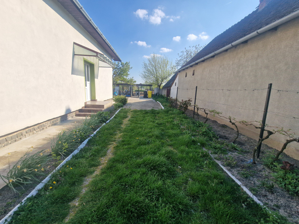 Casa individuala de vanzare cu 7 camere - Recas 10, foxfort.ro