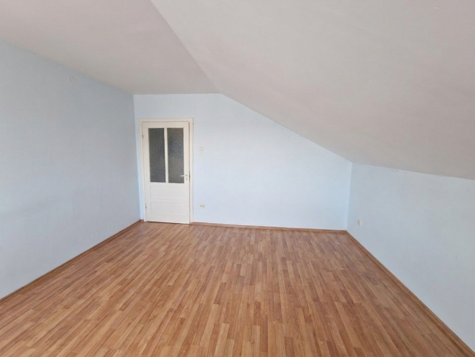 Casa individuala de vanzare cu 7 camere - Recas 15, foxfort.ro