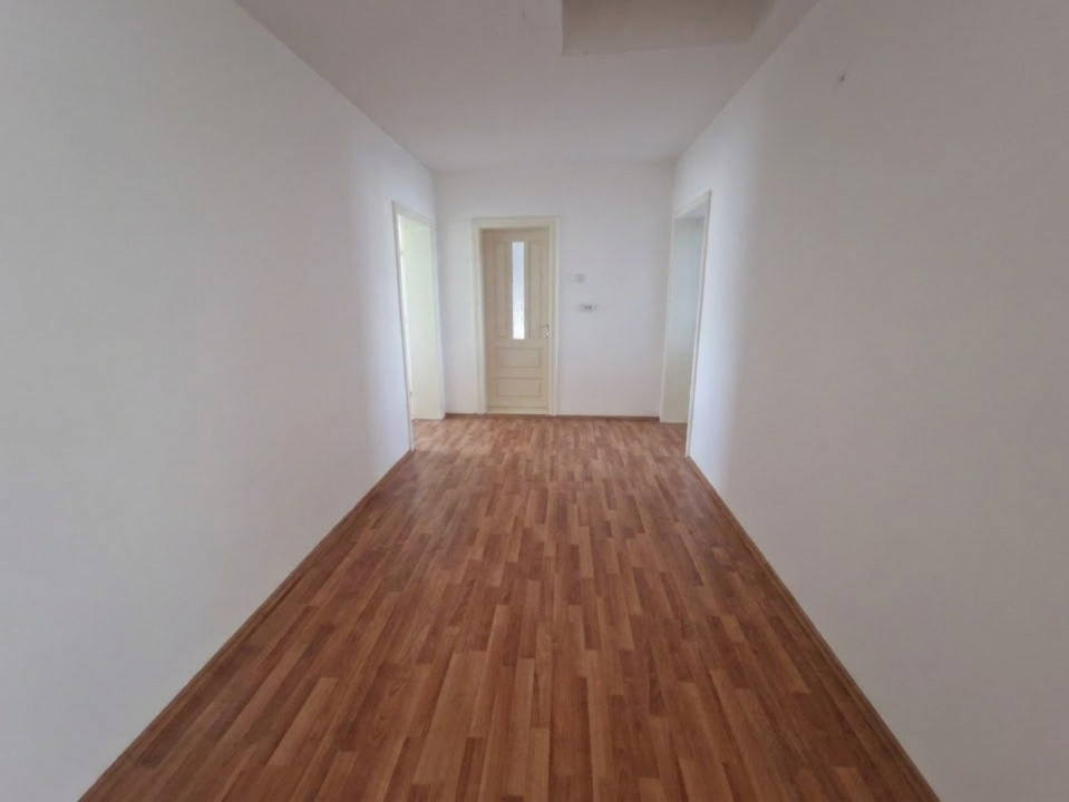 Casa individuala de vanzare cu 7 camere - Recas 6, foxfort.ro