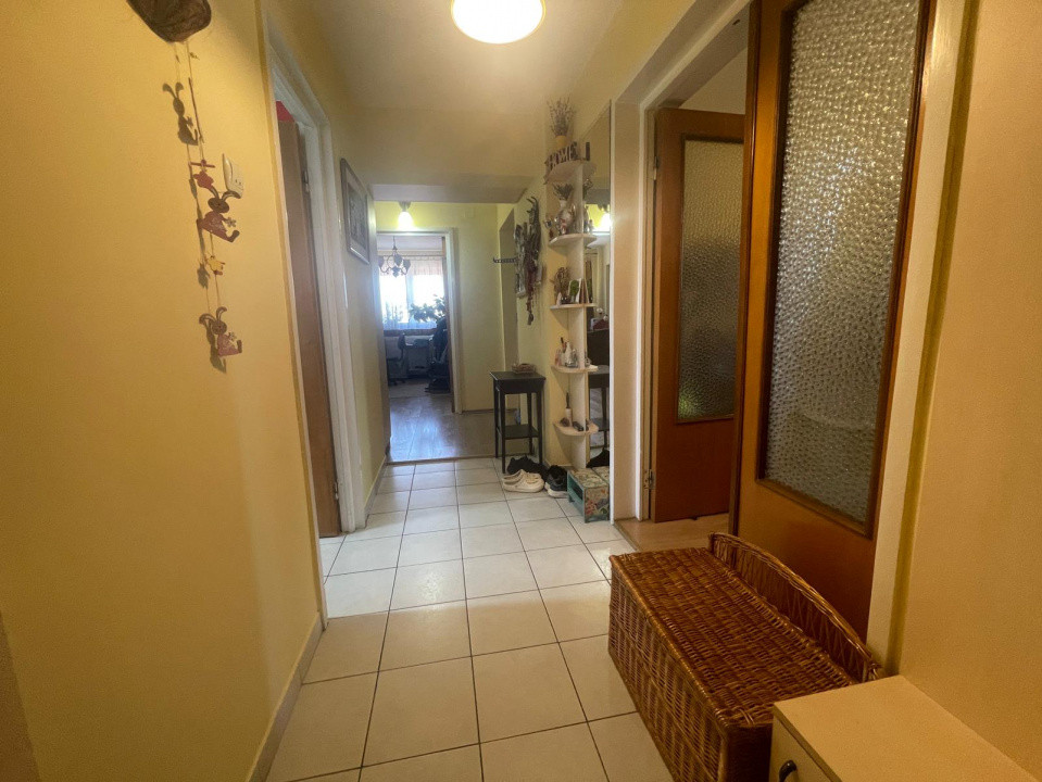 Apartament 5 camere, decomandat, Aurel Vlaicu 9, foxfort.ro